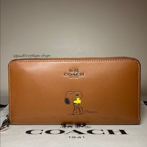 COACH SNOOPY PEANUTS WALLET CLUTCH SADDLE TAN